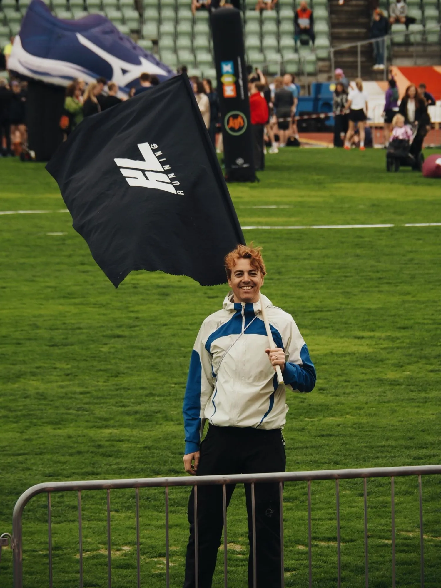 A KL member waving the running flag on the Bislett infield